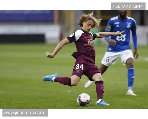 哈维西蒙斯的崛起之路：从青训新星到足球场上的闪耀之光