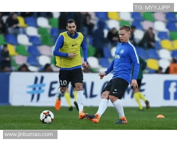 马斯特里与阿尔克马的精彩对决揭示足球战术与团队合作的魅力