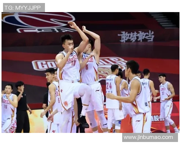 广州队迎战浙江稠州银行全力争胜展现篮球魅力与团队精神 广州队迎战浙江稠州银行全力争胜展现篮球魅力与团队精神