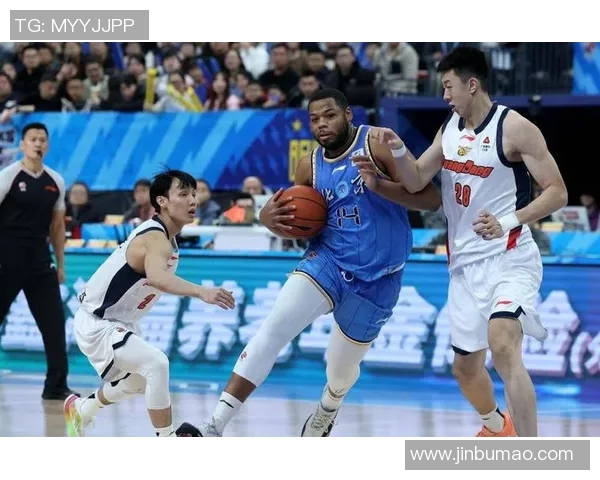 首轮对决快船勇士激战正酣谁能在季后赛中笑到最后